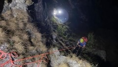 Einsatzkräfte holten die Jugendlichen vom Berg.