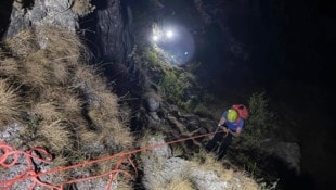 Einsatzkräfte holten die Jugendlichen vom Berg.