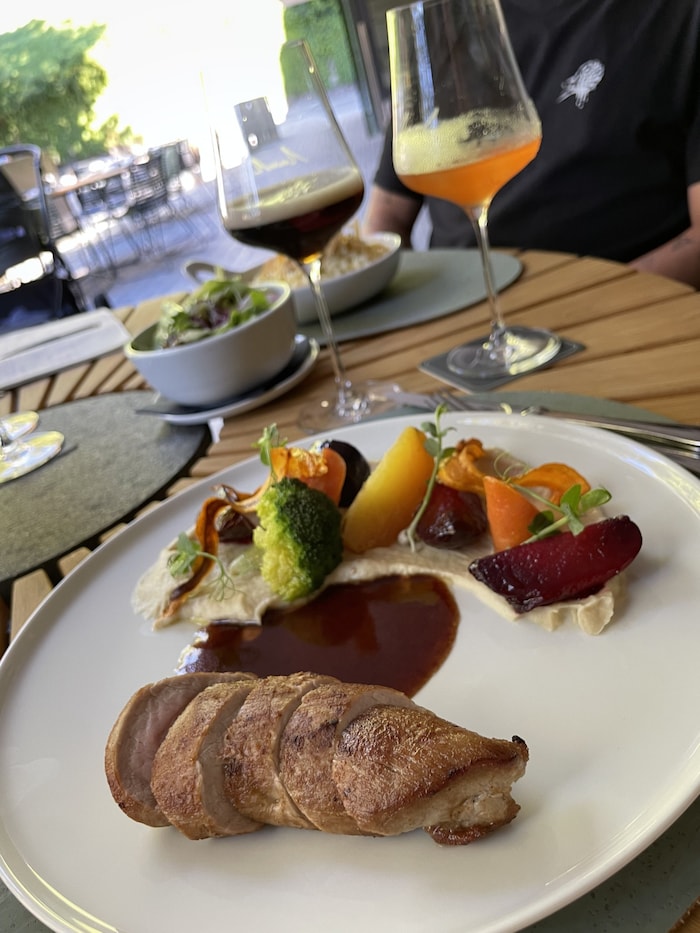 Köstlich: Schweinsfilet mit Wurzelgemüse, Karfiolpüree und dunklem Bierjus.