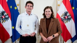 Matteo Müller mit Claudia Bauer, Bundesministerin für Europa, Integration und Familie. 