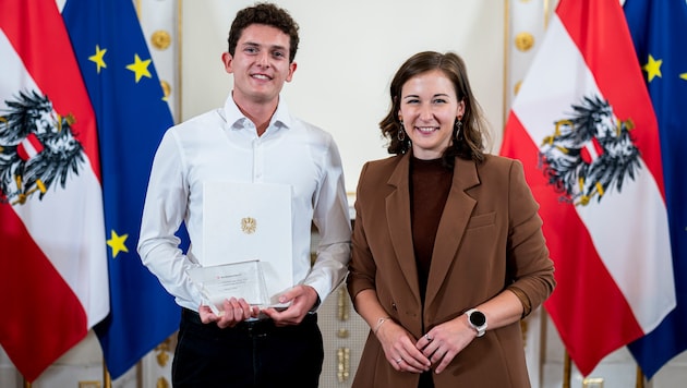 Matteo Müller mit Claudia Bauer, Bundesministerin für Europa, Integration und Familie.