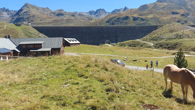 Unter der Silvretta-Staumauer liegt das Silvrettadorf: Heute ein Ausflugsziel, damals die ...