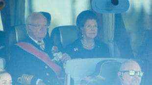 Schwedens Königspaar auf dem Weg zur Trauerfeier.
