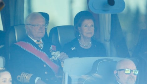 Schwedens Königspaar auf dem Weg zur Trauerfeier.