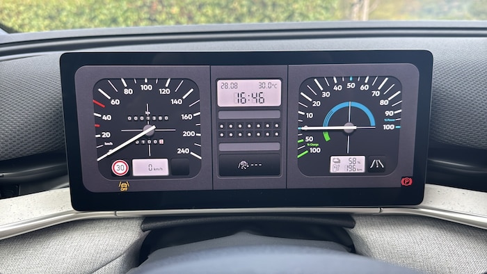Das Tachodesign ist an den VW Golf 1 angelehnt (als eine von mehreren durchschaltbaren ...