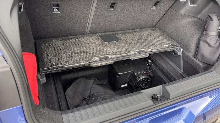 ... sondern ganz herausnimmt und den optionalen Subwoofer abzieht. Klappt man die Rücksitzlehnen ...