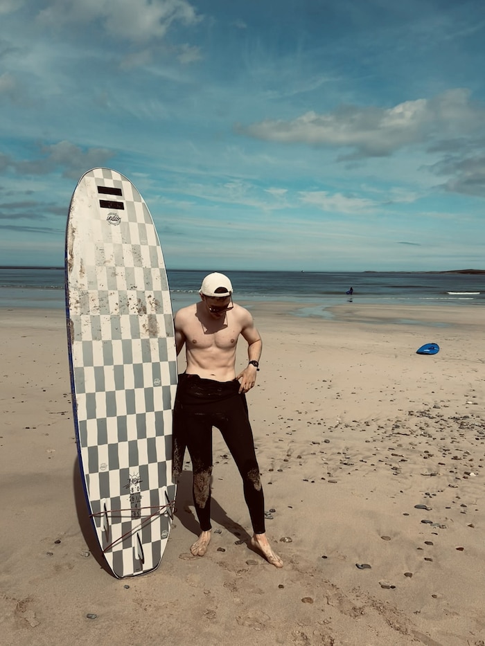 Tristan Horx am Strand in Donegal. Gelegentlich scheint auch mal die Sonne, ganz ohne Hitze.