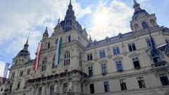 Schon wenige Tage nach Angelobung der neuen Stadtregierung geht es im Grazer Rathaus turbulent ...