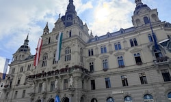Schon wenige Tage nach Angelobung der neuen Stadtregierung geht es im Grazer Rathaus turbulent ...