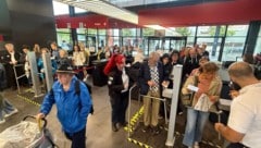 Besucher und Besucherinnen am ersten Messetag.  