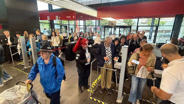 Besucher und Besucherinnen am ersten Messetag.