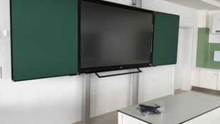 An den beiden Seiten eine klassische Tafelfläche, in der Mitte ein 86 Zoll großes Touchdisplay – ...
