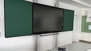 An den beiden Seiten eine klassische Tafelfläche, in der Mitte ein 86 Zoll großes Touchdisplay – ...