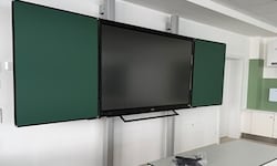 An den beiden Seiten eine klassische Tafelfläche, in der Mitte ein 86 Zoll großes Touchdisplay – ...