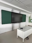 An den beiden Seiten eine klassische Tafelfläche, in der Mitte ein 86 Zoll großes Touchdisplay – ...