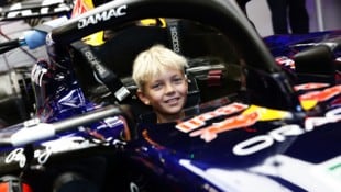 Robin Räikkönen (11) unterschreibt bei Red Bull.