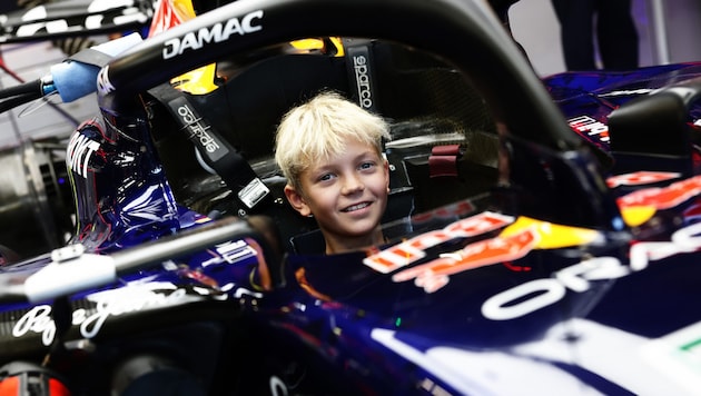 Robin Räikkönen (11) unterschreibt bei Red Bull.