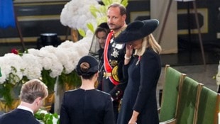 Königin Mette-Marit und Königin Sonja brechen beim bewegenden Trauergottesdienst für König ...