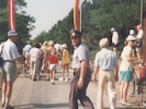 Trabis, Menschen zu Fuß und bewegende Umarmungen: Im Sommer 1989 wagten zahlreiche DDR-Bürger ...