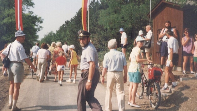 Trabis, Menschen zu Fuß und bewegende Umarmungen: Im Sommer 1989 wagten zahlreiche DDR-Bürger ...