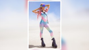 Paris Hilton feierte beim Burning Man 2026 ausgelassen.