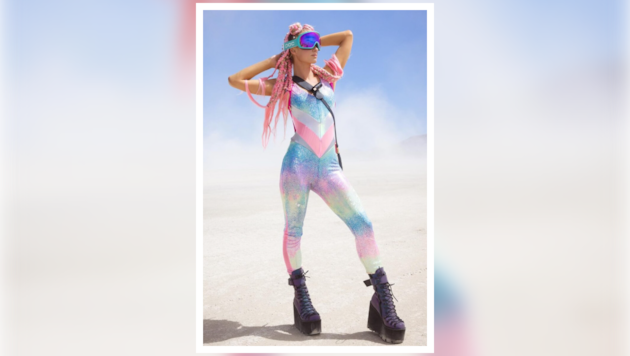 Paris Hilton feierte beim Burning Man 2026 ausgelassen.