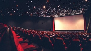 Die besondere Atmosphäre in den Kinosälen ist für viele Filmliebhaber den Preis wert.