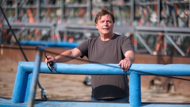 Der „oberste Kapitän“: Klangwolken-Regisseur Felix Breisach am Donauschiff, das bereits ankert.