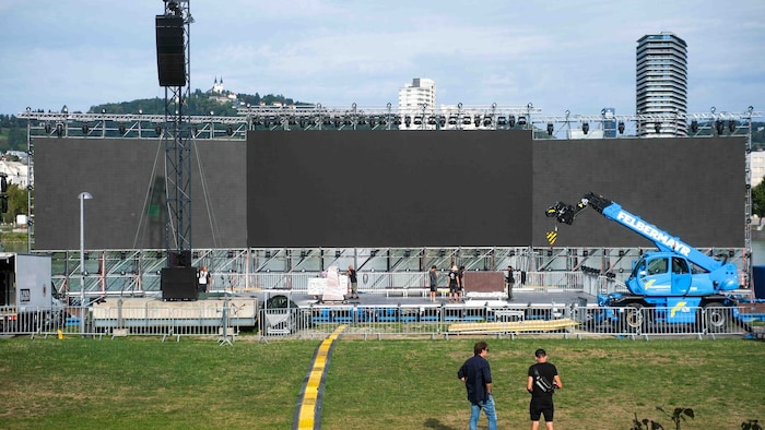 42 Meter Länge und 9 Meter Höhe hat die LED-Wand, sie befindet sich auf einem Schiff, das auch ...