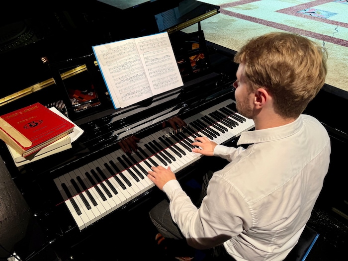...als Korrepetitor in Klaviertasten gegriffen hat dafür Laurynas Kanevičius. 