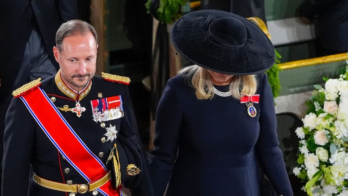 Seither ist Sohn Haakon (im Bild mit Ehefrau Mette-Marit) König.