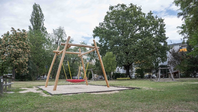 Auf diesem Spielplatz soll sich der unbekannte Mann vor den Mädchen entblößt haben.