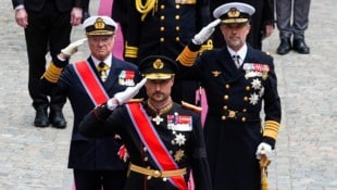 König Haakon VIII. (M.) salutiert gemeinsam mit König Carl XVI. Gustaf von Schweden (l.) und ...