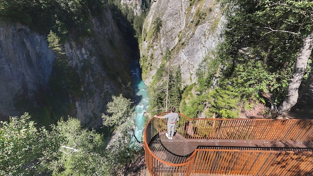 Die Plattform gibt Einblicke in die Schlucht.