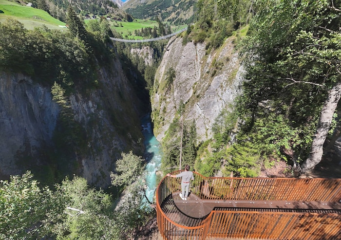 Die Plattform gibt Einblicke in die Schlucht und zur Brücke.