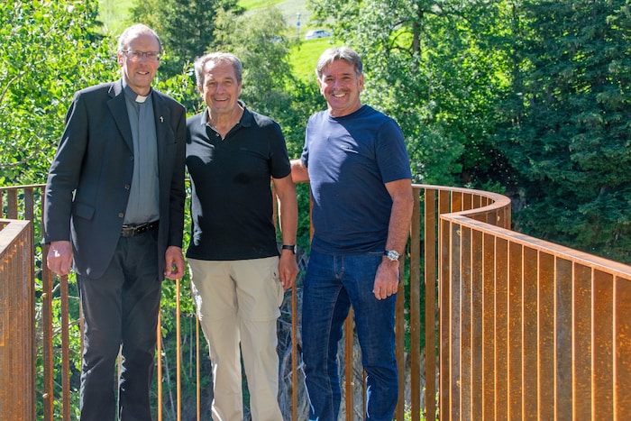Pfarrer Bichler, TVBO- Chef Theurl, BM Ruggenthaler (v.l.) weihten das neue Gebilde ein.