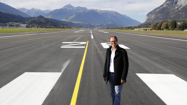 Marco Pernetta an der Landebahn des Flughafens Innsbruck. Schon vor 25 Jahren war er am ...