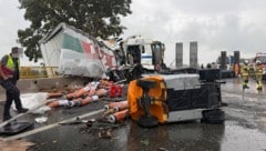 Der Fahrer eines Lkw wurde beim Unfall schwer verletzt.