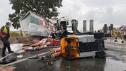 Der Fahrer eines Lkw wurde beim Unfall schwer verletzt.