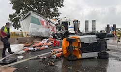 Der Fahrer eines Lkw wurde beim Unfall schwer verletzt.