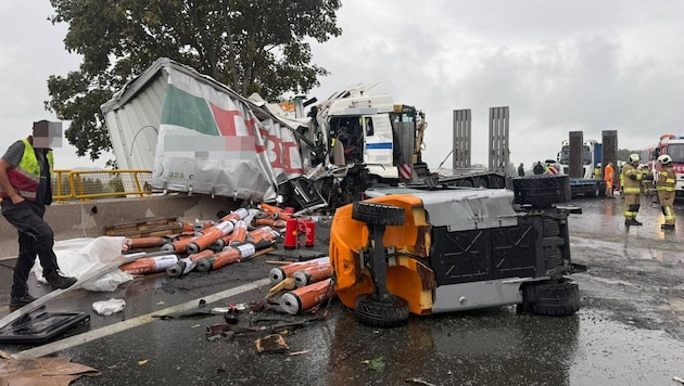 Der Fahrer eines Lkw wurde beim Unfall schwer verletzt.