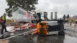Der Fahrer eines Lkw wurde beim Unfall schwer verletzt.