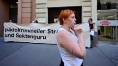 Spruchbänder und Pfeifkonzert der Gruppe „Mathilda“ gegen die Ausstellung Otto Muehls.