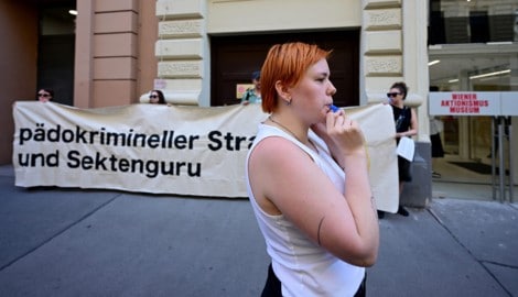 Spruchbänder und Pfeifkonzert der Gruppe „Mathilda“ gegen die Ausstellung Otto Muehls.