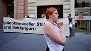 Spruchbänder und Pfeifkonzert der Gruppe „Mathilda“ gegen die Ausstellung Otto Muehls.