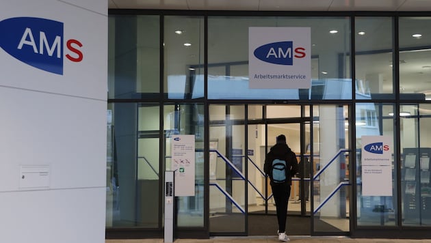 „Schulungen verfolgen immer das Ziel, Personen bessere Chancen am Arbeitsmarkt einzuräumen“, ...