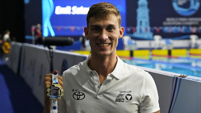 Andreas Ernhofer mit seiner Goldmedaille.