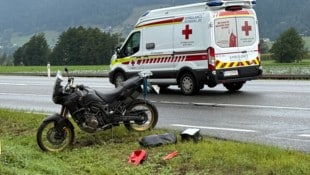 Der deutsche Motorradfahrer blieb verletzt im Feld liegen. 