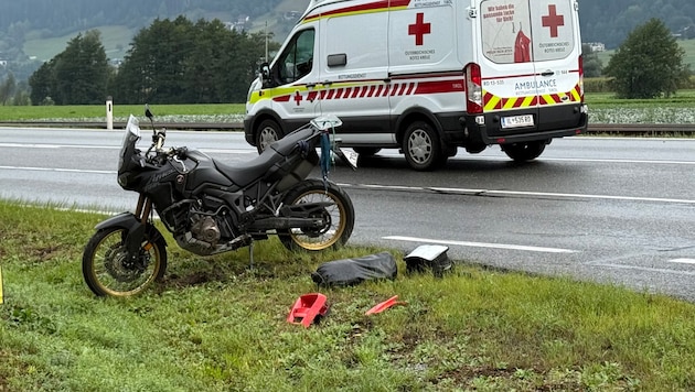 Der deutsche Motorradfahrer blieb verletzt im Feld liegen.