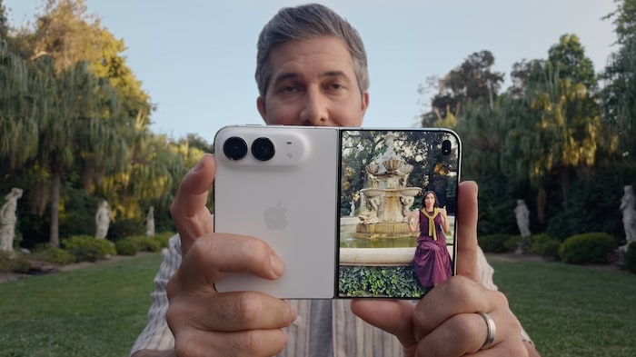 Praktisch beim Fotografieren: Das Motiv kann sich dank Display selbst perfekt in Szene setzen.